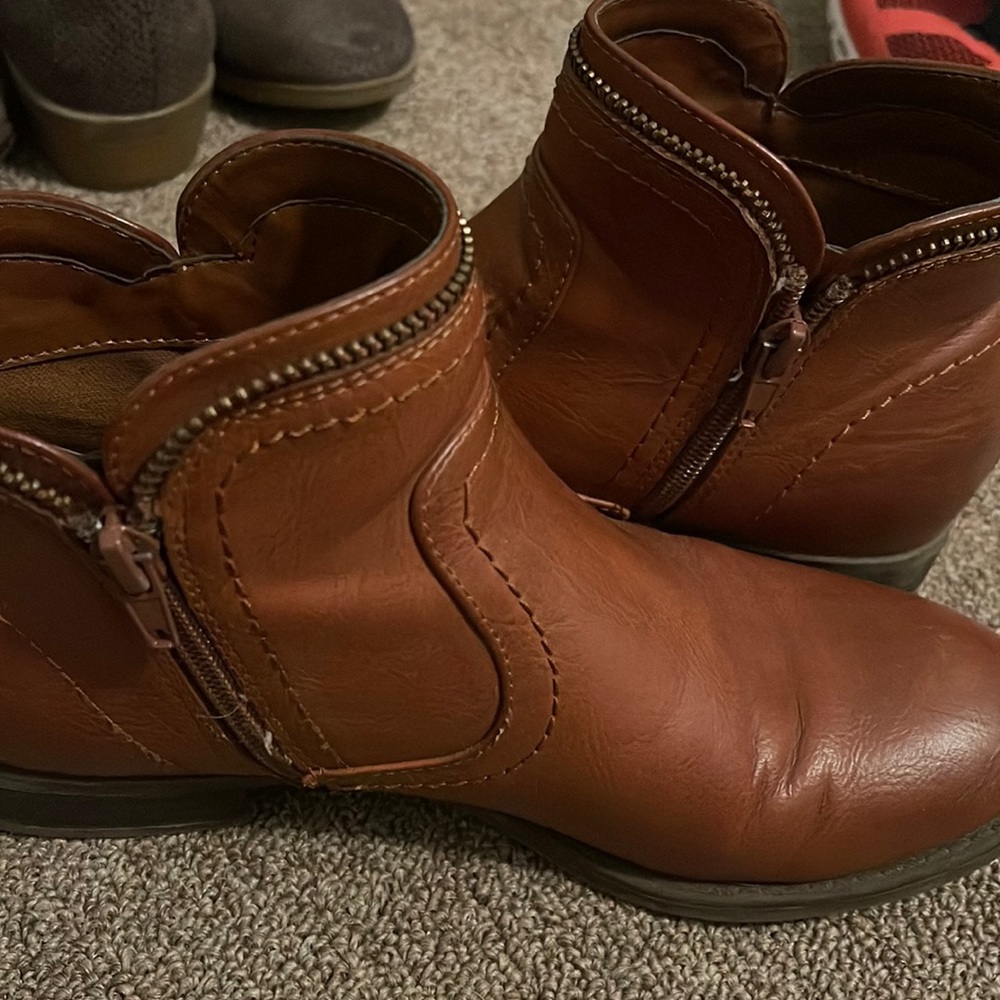 Guess boots brown